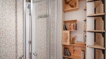 Een douche, een haardroger, handdoeken