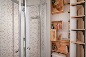 Een douche, een haardroger, handdoeken