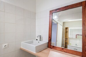 Chuveiro, secador de cabelo, toalhas de banho 