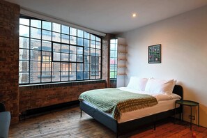 Desk, WiFi, bed sheets - Designed Studio, Warehouse Living Shoreditch (London)