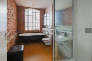 Shower, hair dryer, towels - Private Bedroom & Bathroom Warehouse Shoreditch (London)