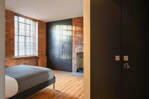 Desk, WiFi, bed sheets - Private Bedroom & Bathroom Warehouse Shoreditch (London)