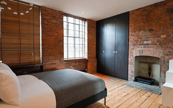 1 bedroom, desk, WiFi, bed sheets - Private Double Room & Bathroom in Warehouse-Style Building – Shoreditch (London)