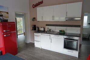 Kühlschrank, Ofen, Herdplatte, Wasserkocher mit Kaffee-/Teezubehör