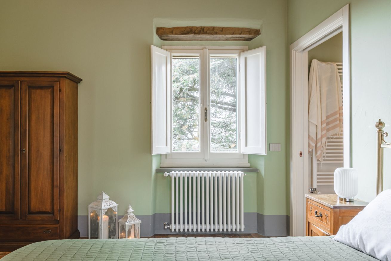 2 habitaciones, tabla de planchar con plancha y cuna de viaje 