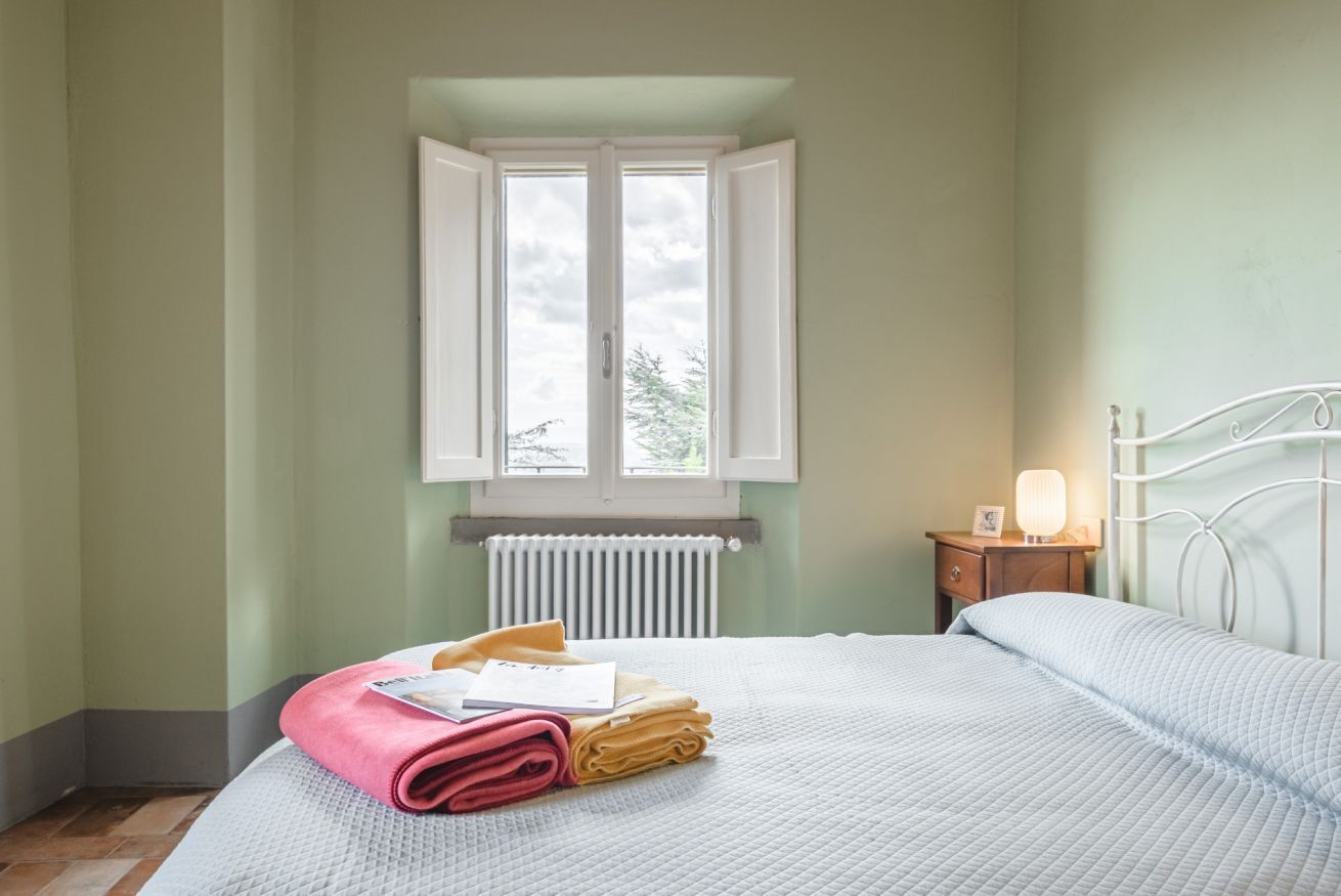 2 habitaciones, tabla de planchar con plancha y cuna de viaje 
