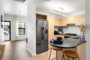 Réfrigérateur, micro-ondes, four, plaque de cuisson