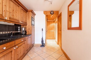 Fridge, microwave, oven, stovetop - Apartment “100 m from the Slopes, Cozy” with Wi-Fi (Saint-Chaffrey)