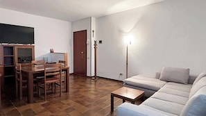 Ingresso, soggiorno con tavolo da pranzo. - La chicca di Roby - Affitti Brevi Italia (Lecco)