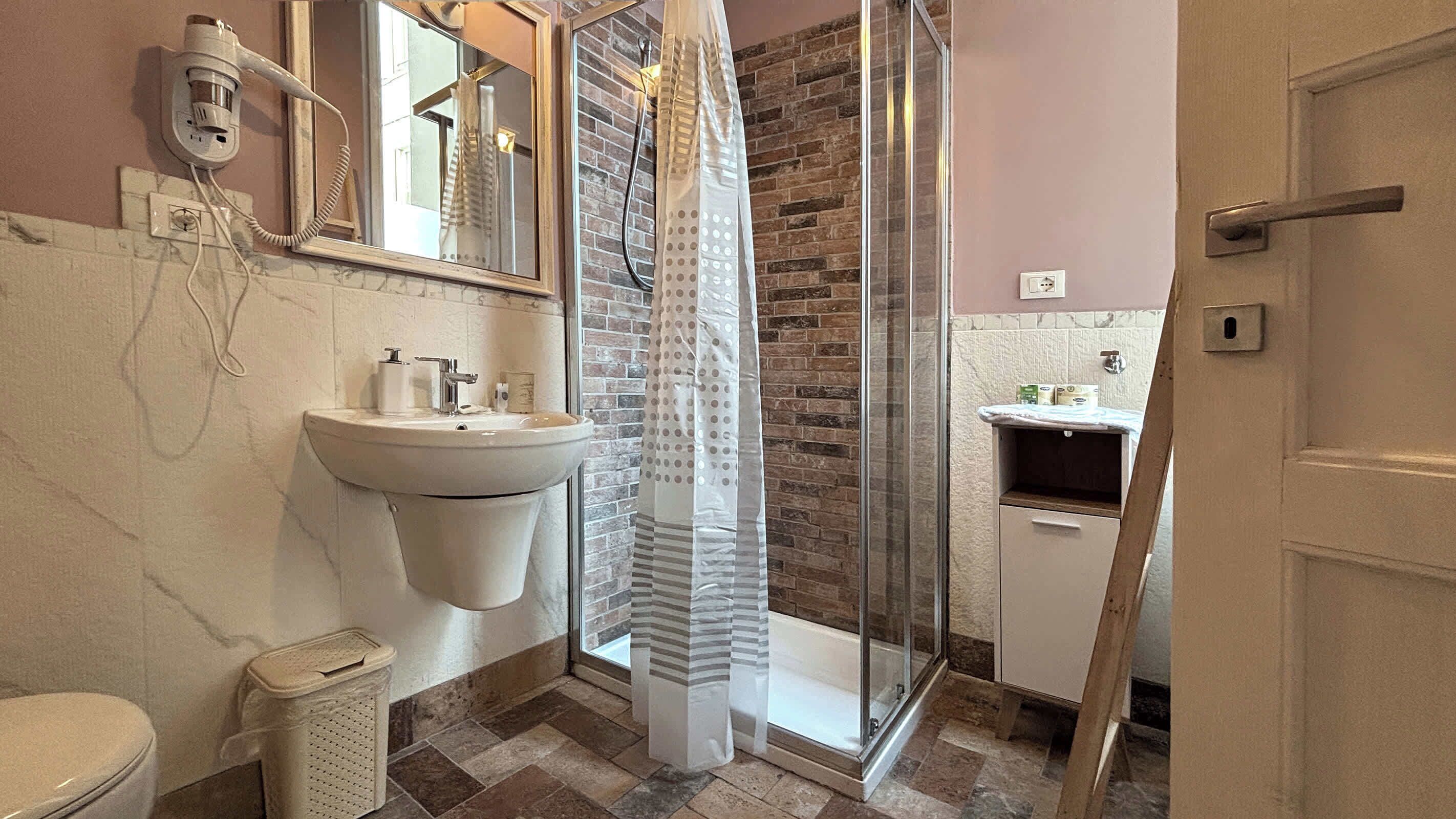 Accogliente bagno con doccia.