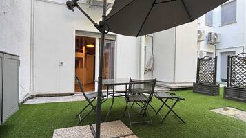 Terrazza con tavolino e sedie