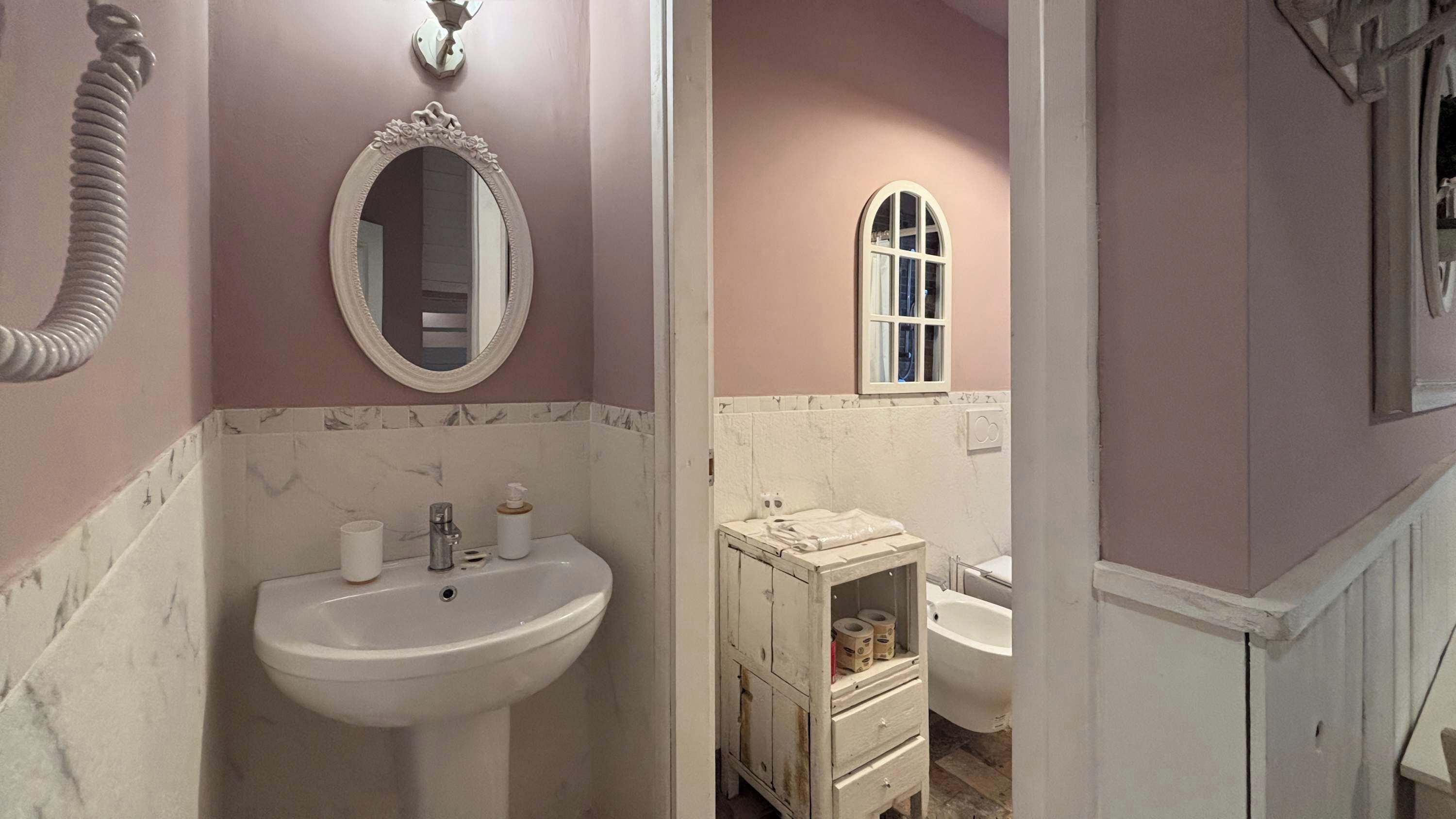 Bagno moderno accessoriato