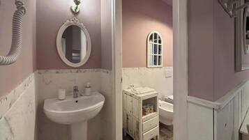 Bagno moderno accessoriato
