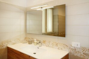 Regadera, secadora de cabello, bidet, toallas 