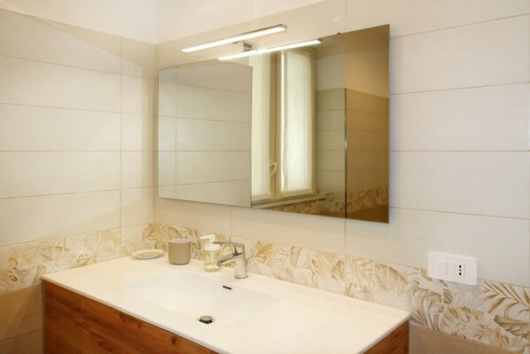 Dusche, Haartrockner, Bidet, Handtücher