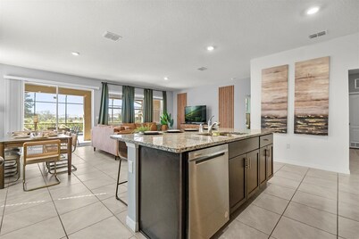 Pool + BBQ - Cozy 5BD Stay Minutes from Disney