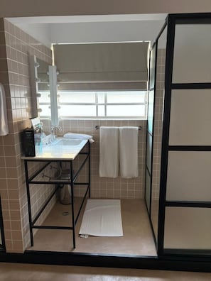 Kamar Klasik | Kamar mandi | Shower, perlengkapan mandi gratis, pengering rambut, dan handuk
