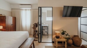 Standard Twin Room | Bathroom | Shower, free toiletries, hair dryer, towels - Pousada Santo Rei (São Paulo)