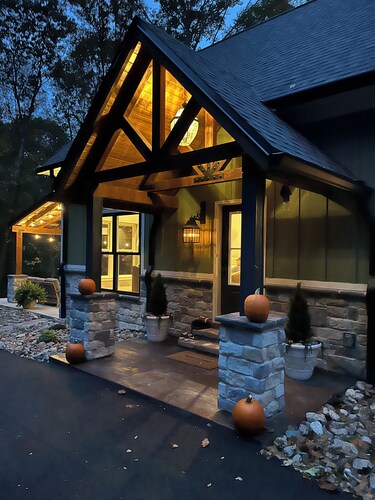 The Bird's Nest. Inclusive cabin home with a modern touch