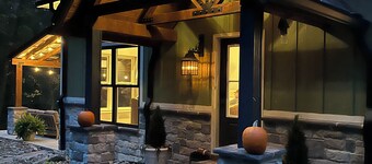 The Bird's Nest. Inclusive cabin home with a modern touch