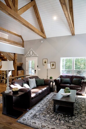 Smart TV, fireplace, video games - The Bird's Nest. Inclusive cabin home with a modern touch (French Lick)