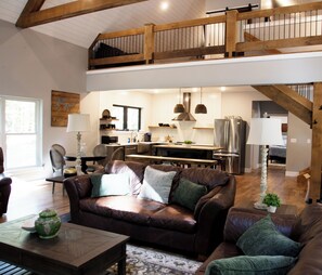 Smart TV, fireplace, video games - The Bird's Nest. Inclusive cabin home with a modern touch (French Lick)