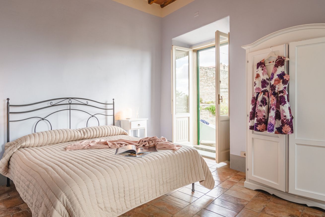 2 habitaciones, tabla de planchar con plancha y cuna de viaje 