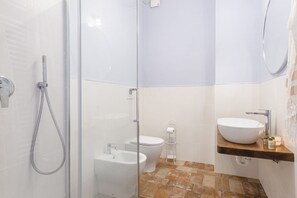 Doccia, bidet, asciugamani