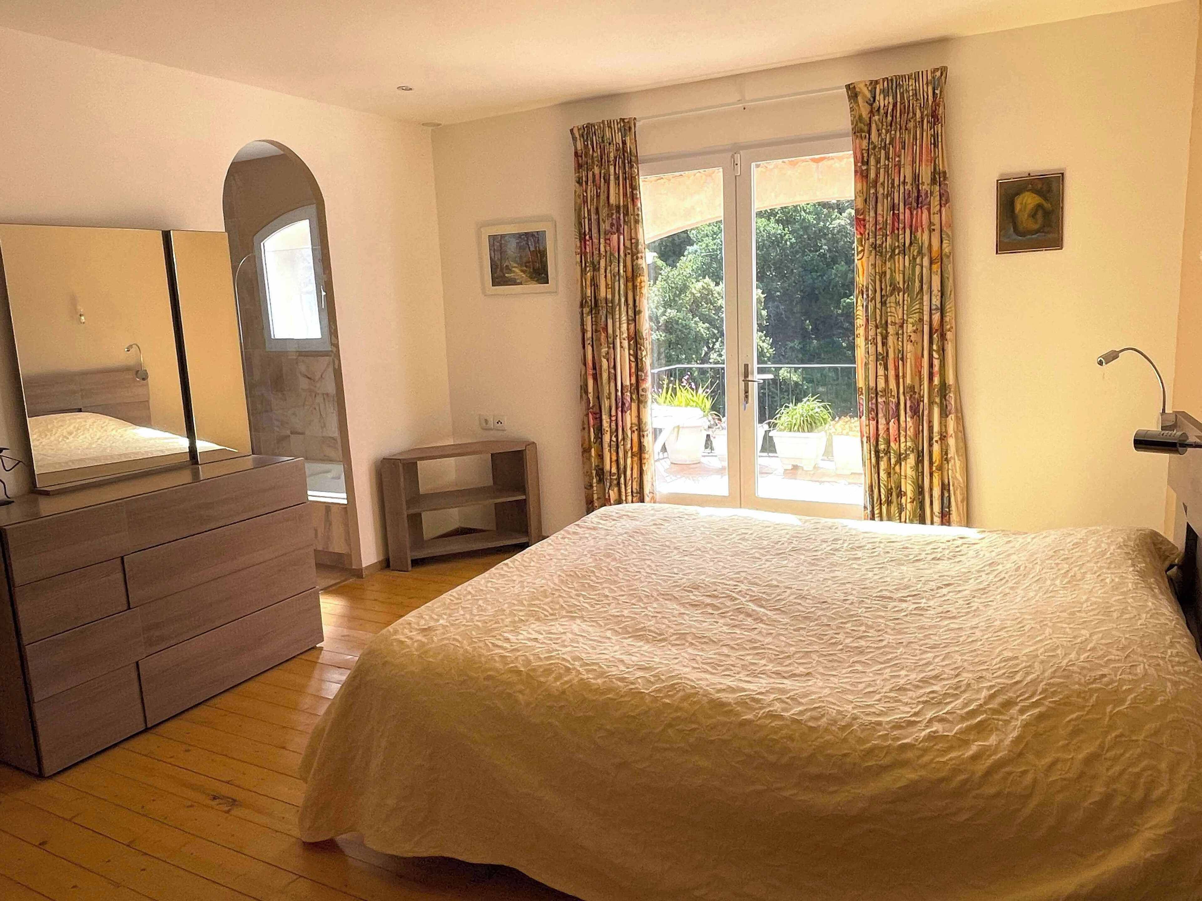 4 slaapkamers, een strijkplank/strijkijzer, wifi, beddengoed