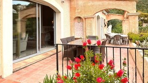 Outdoor dining - SEASIDE VILLA WITH POOL - PERFECT FOR FAMILY & FRIENDS (Saint-Raphaël)