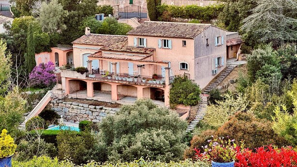 A Mediterranean-style villa with a terracotta-tiled roof, a central courtyard, and a stone staircase leading to the entrance. - SEASIDE VILLA WITH POOL - PERFECT FOR FAMILY & FRIENDS (Saint-Raphaël)