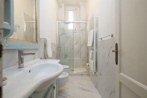 Dusche, kostenlose Toilettenartikel, Haartrockner, Bidet