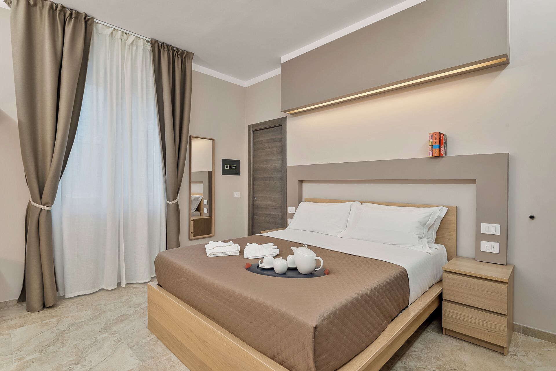 Tallelokero huoneessa, työpöytä, ilmainen Wi-Fi, vuodevaatteet