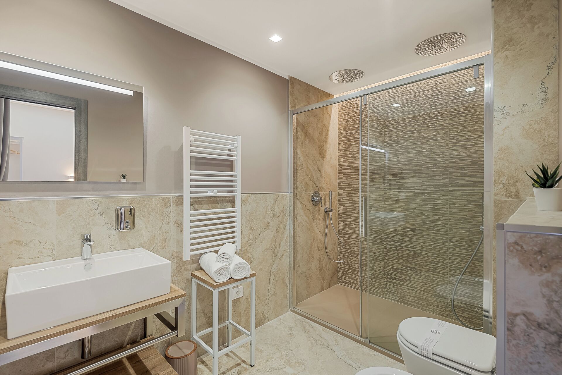 Dusche, Haartrockner, Bidet, Handtücher