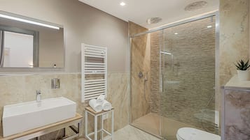 Dusche, Haartrockner, Bidet, Handtücher