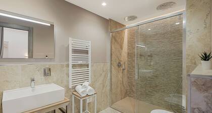 TOC TOC-ROOM 85-Double Shower.650m from the Central Station,900m from the Center