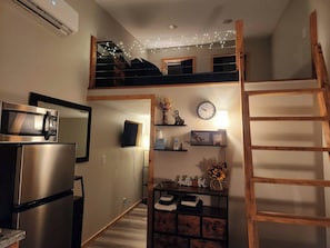 Frigorífico, microondas, placa de cocina y cafetera o tetera