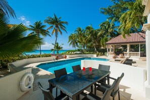 Outdoor dining - Coconut Walk: Luxe 7Mile Beach Estate w/Heated Pool, Barefoot Beach, + Free Kayaks (7 Mile Beach)