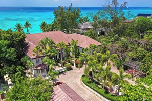 Exterior - Coconut Walk: Luxe 7Mile Beach Estate w/Heated Pool, Barefoot Beach, + Free Kayaks (7 Mile Beach)