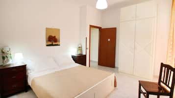 3 bedrooms, in-room safe, iron/ironing board, travel crib