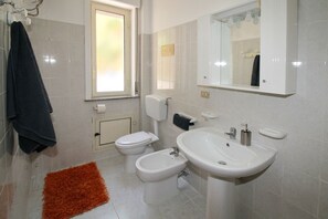 Een douche, een haardroger, een bidet, handdoeken