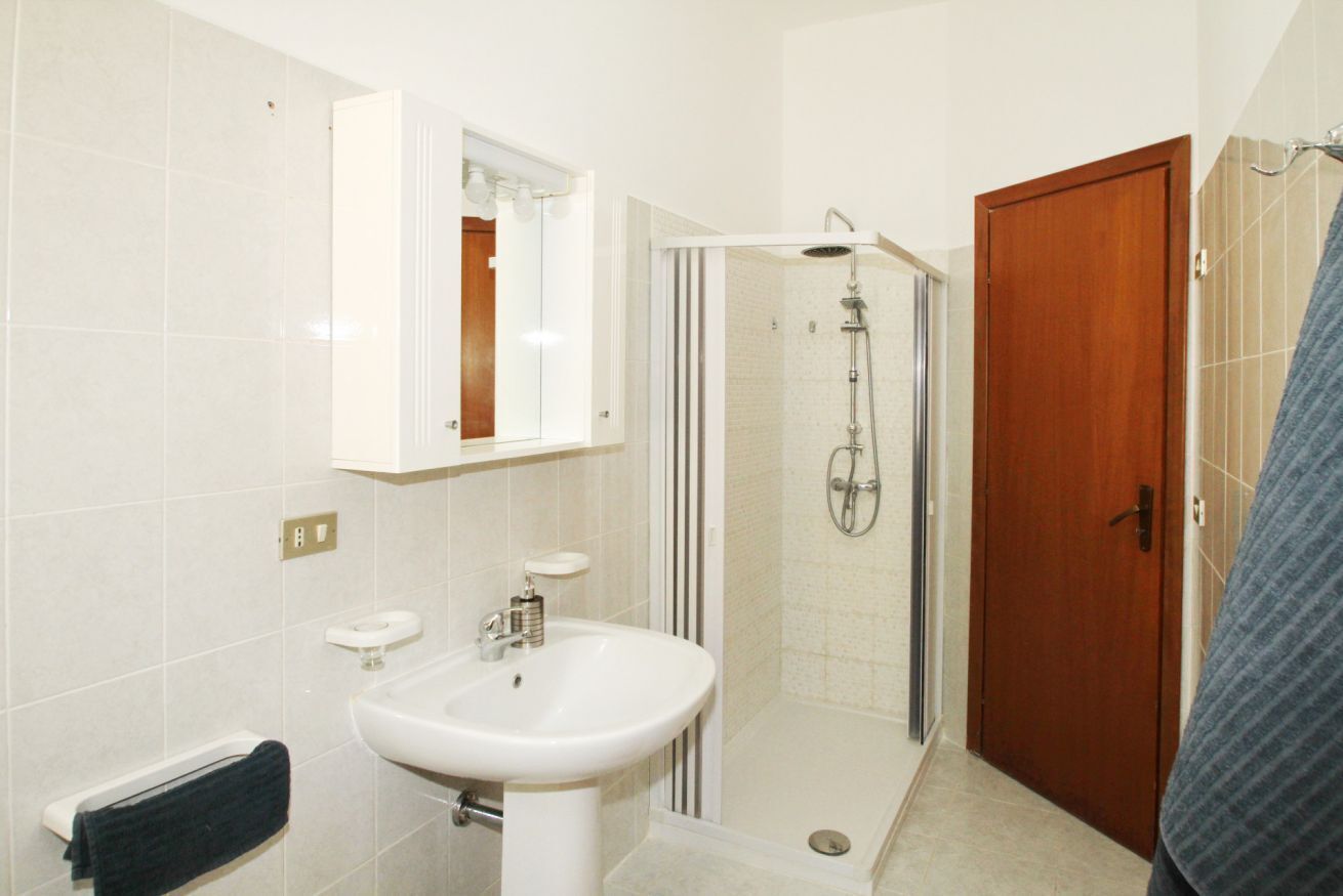 Douche, sèche-cheveux, bidet, serviettes fournies