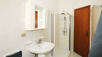 Douche, sèche-cheveux, bidet, serviettes fournies