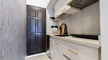 Mikrowelle, Herdplatte, Wasserkocher mit Kaffee-/Teezubehör, Toaster