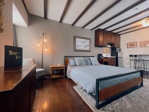 Tabla de planchar con plancha, cuna de viaje, wifi y ropa de cama 