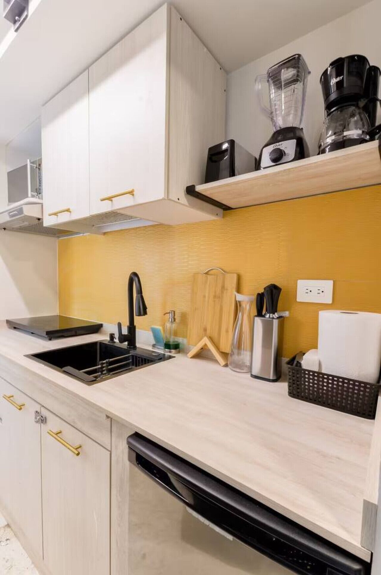 Microondas, placa de cocina, cafetera o tetera y tostadora