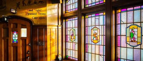 المنشأة من الداخل