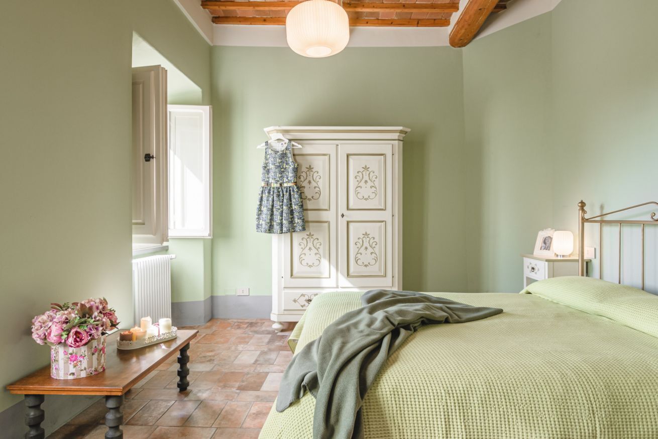Iron/ironing board, travel cot