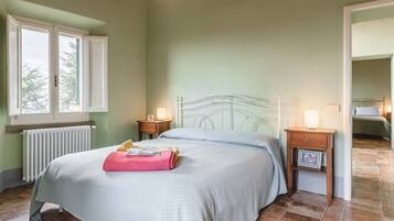 Iron/ironing board, travel cot