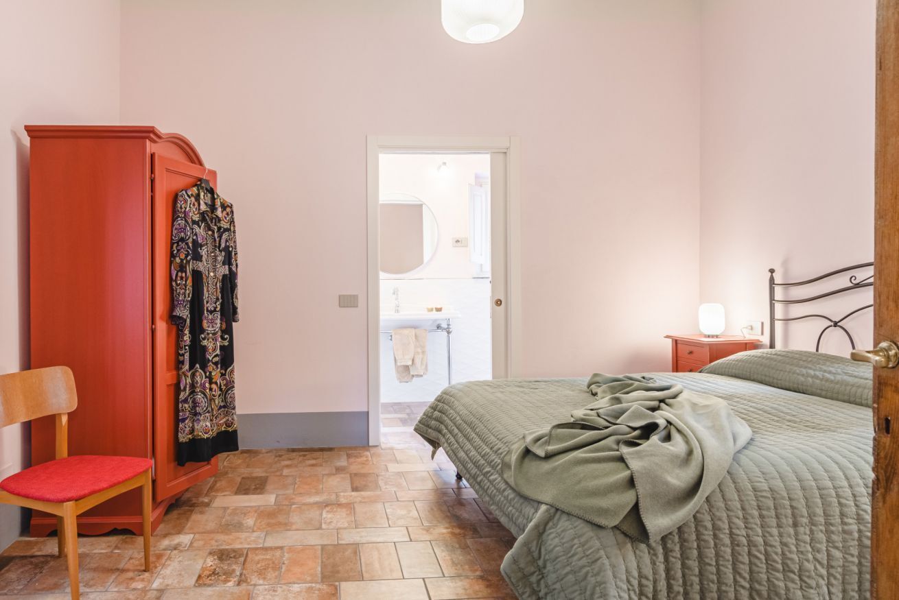Iron/ironing board, travel cot